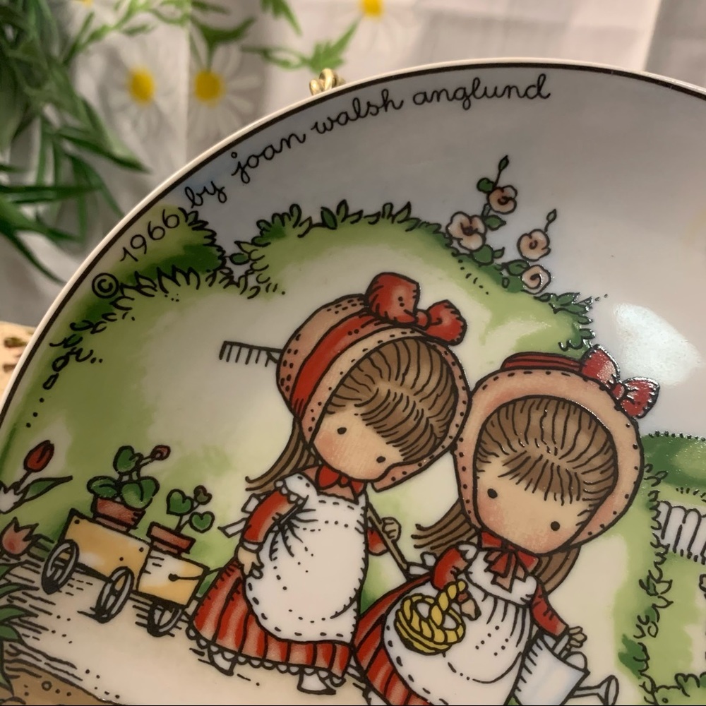 Joan Walsh 1966 June decorative wall hanging plate - Picture 3 of 5